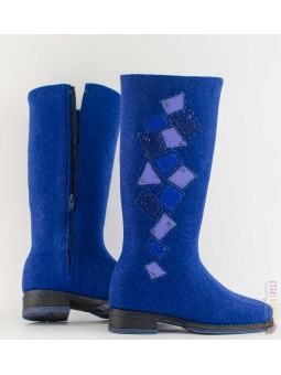 Женские высокие сапоги на каблуке с апликацией