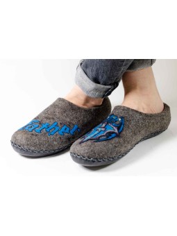 тапочки мужские тематичные вид на ногах